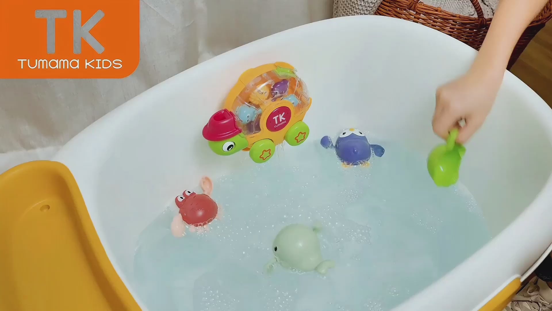 Show-you-how-to-play-with-this-Bath-toy-with-wind-up-toys